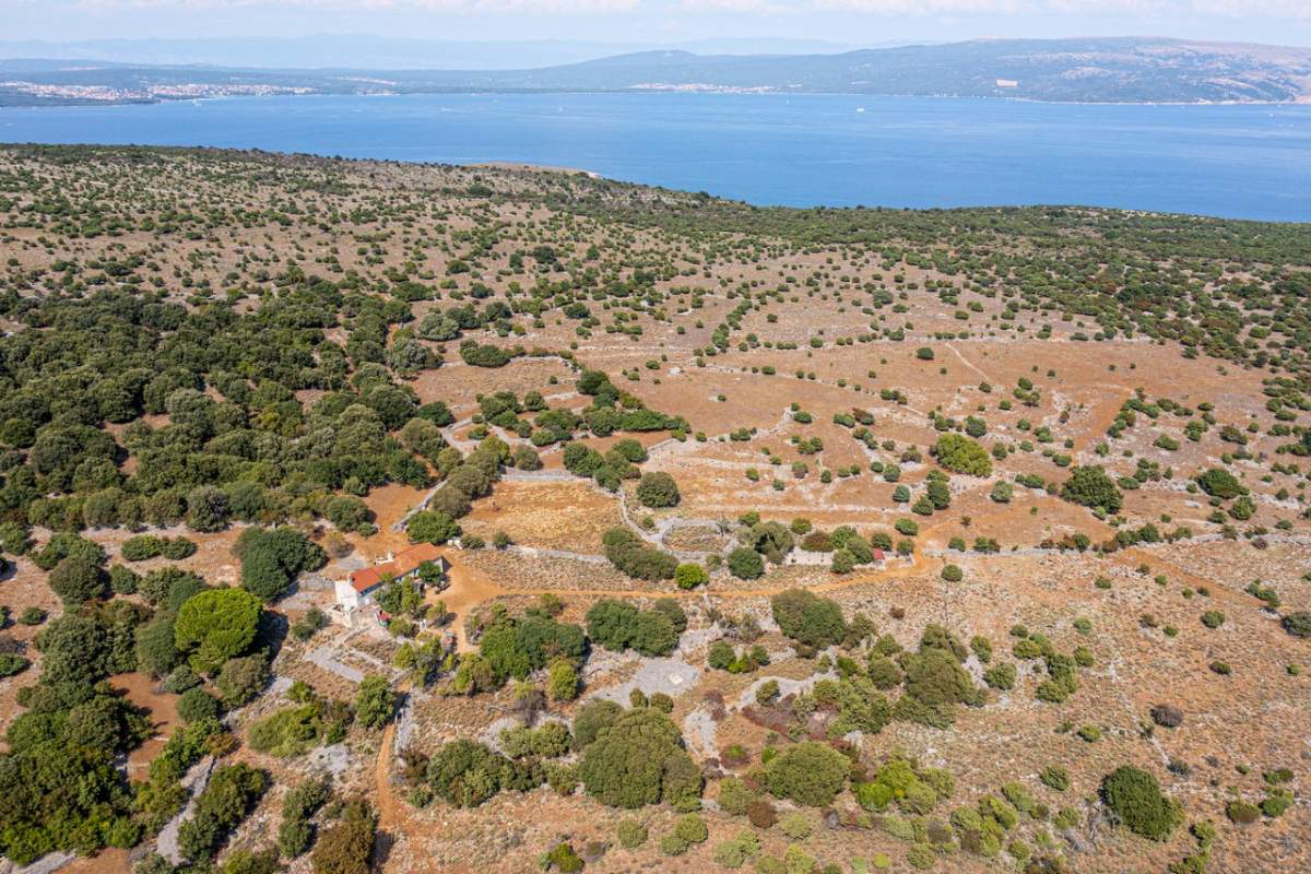 Le case abbandonate dei pastori sull`isola di Plavnik